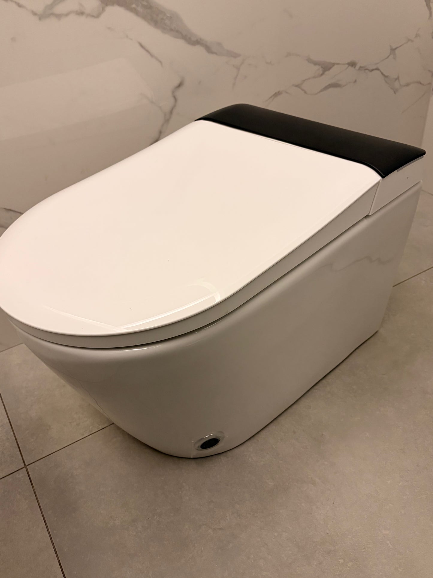 Inteligentna toaleta klasy premium z wbudowanym zbiornikiem na wodę, stelażem ściennym, podgrzewanym siedziskiem , funkcją bidetu , osłoną antybakteryjną, aromaterapią, sterylizacja UV, automatyczne spłukiwanie , zdalne sterowanie ...